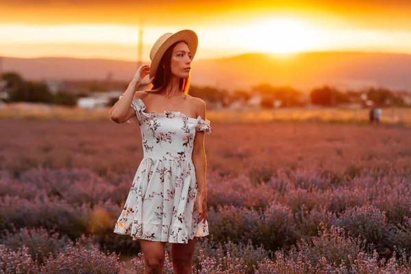 Uma Jovem Menina Bonita Vestido Delicado Chapéu Caminha Por Belo — Fotografia de Stock