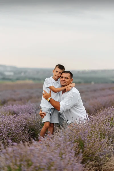 Giovane Uomo Suo Figlio Camminano Attraverso Bellissimo Campo Lavanda Godono — Foto Stock