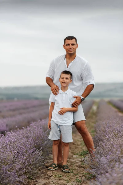 Giovane Uomo Suo Figlio Camminano Attraverso Bellissimo Campo Lavanda Godono — Foto Stock