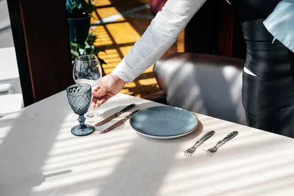 Młody Kelner Stylowym Mundurze Zajmuje Się Obsługą Stolika Pięknej Restauracji — Zdjęcie stockowe