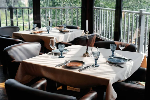 Una Mesa Bellamente Colocada Con Exquisitos Platos Restaurante Moderno — Foto de Stock