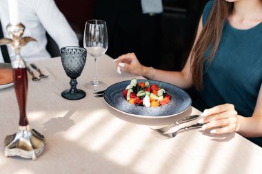 Modern bir restoranın yakın planında nefis bir salata. Restorandaki müşteri hizmetleri ve yemek şirketleri..