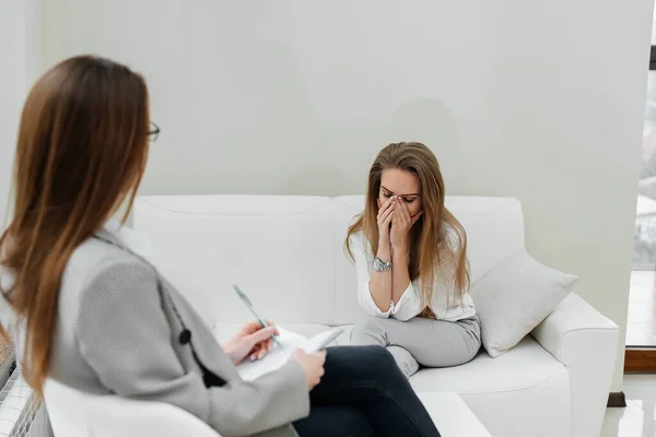 Una Joven Llegó Una Cita Consulta Con Psicoterapeuta Asesoramiento Ayuda — Foto de Stock