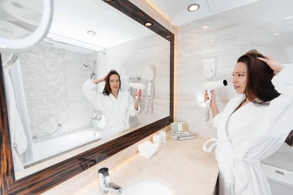 一个年轻漂亮的女孩正在一个漂亮的白色浴室里擦干头发 Fresh Good Morning Hotel 休息和旅行 旅馆业和旅游业 免版税图库图片