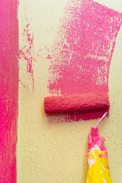 Fată Pictează Perete Aproape Rolă Roz Noul Apartament Renovarea Interiorului — Fotografie, imagine de stoc