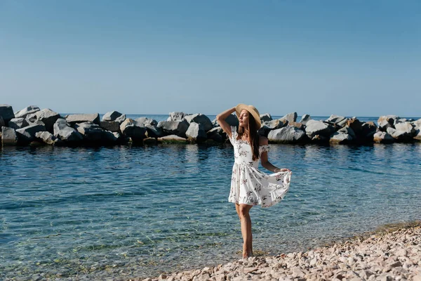 Una Hermosa Joven Con Sombrero Gafas Vestido Ligero Camina Largo —  Fotos de Stock