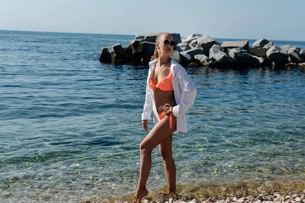 Piękna Młoda Kobieta Bikini Spaceruje Wzdłuż Brzegu Oceanu Tle Ogromnych — Zdjęcie stockowe