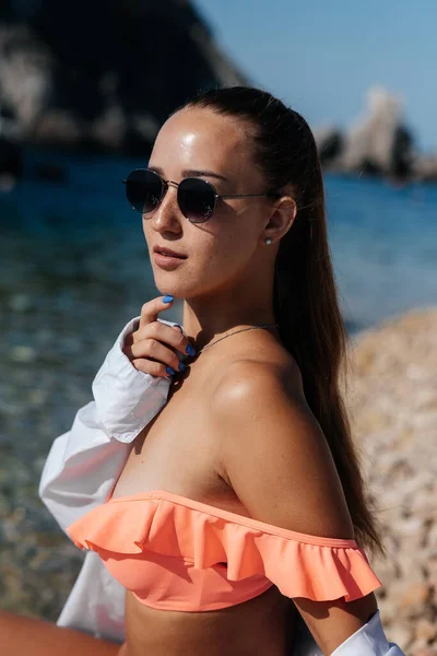 Beautiful Young Woman Glasses Bikini Sitting Ocean Enjoying Vacation Sunny — Stock Photo, Image