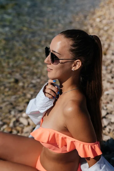 Piękna Młoda Kobieta Okularach Bikini Siedzi Oceanie Cieszy Się Wakacjami — Zdjęcie stockowe