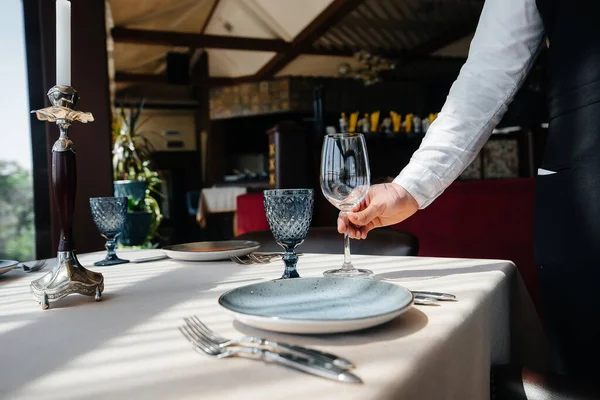 Een Jonge Ober Een Stijlvol Uniform Serveert Tafel Een Prachtig — Stockfoto