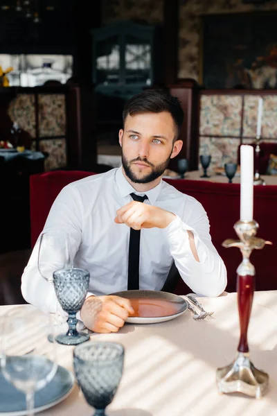 若い髭を生やした男性実業家が高級レストランのテーブルに座り 注文を待っている ケータリングのカスタマーサービス — ストック写真