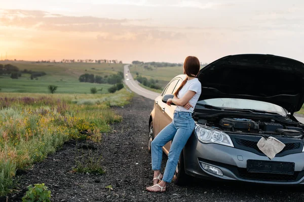 Una Joven Frustrada Para Cerca Coche Averiado Medio Carretera Durante — Foto de Stock