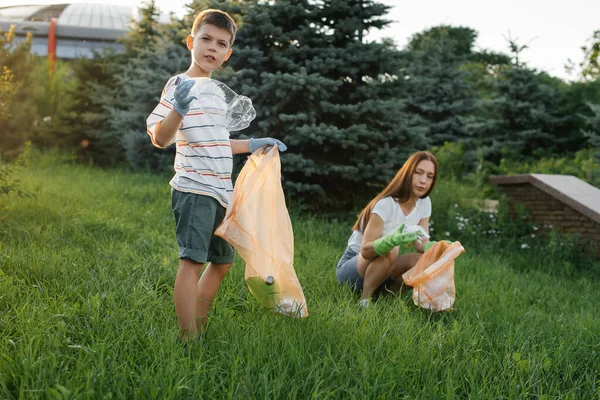Mamá Hijo Están Limpiando Basura Parque Atardecer Cuidado Ambiental Reciclaje —  Fotos de Stock