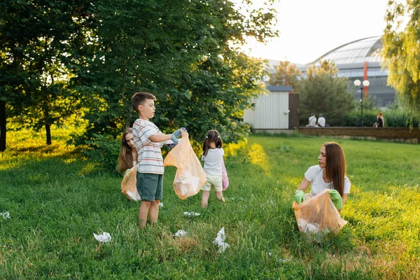 Grupo Adultos Crianças Juntos Pôr Sol Está Envolvido Coleta Lixo — Fotografia de Stock