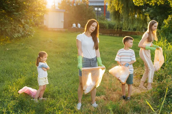 Grupo Adultos Crianças Juntos Pôr Sol Está Envolvido Coleta Lixo — Fotografia de Stock