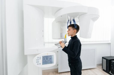 Yedi yaşındaki bir çocukta çenenin bilgisayarlı tomografisi vardı, modern dişçilikte çenenin dairesel görüntüsü. Karaciğer, protez ve diş tedavisinin önlenmesi. Radyoloji, panoramik tarayıcı.