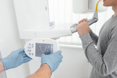 Genç bir adamda çenenin bilgisayarlı tomografisi modern dişçilikte çenenin dairesel bir görüntüsü var. Karaciğer, protez ve diş tedavisinin önlenmesi. Radyoloji, panoramik tarayıcı.