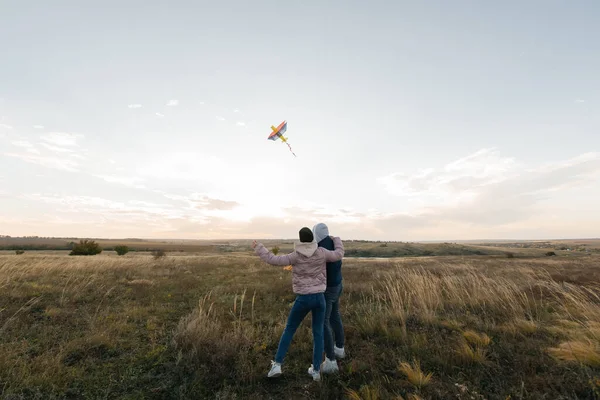 幸せなカップルは凧を飛ばして 自然保護区で屋外で一緒に時間を過ごします 幸せな関係と家族の休暇 自由と空間 — ストック写真