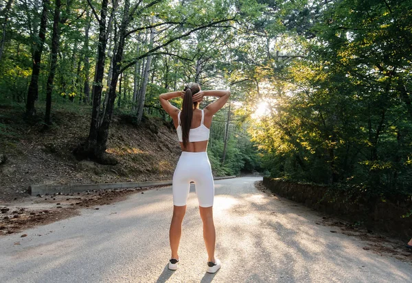 Una Joven Hermosa Posa Con Espalda Antes Correr Entrenamiento Carretera — Foto de Stock