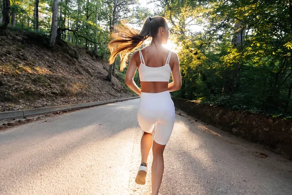 Uma Jovem Menina Bonita Roupas Esportivas Brancas Está Correndo Com — Fotografia de Stock