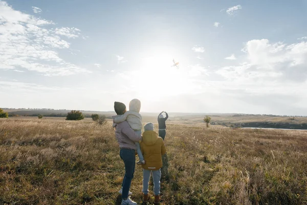 子供たちと幸せな家族は凧を飛ばして 自然保護区で屋外で一緒に時間を過ごします 幸せな子供時代と家族の休日 自由と空間 — ストック写真