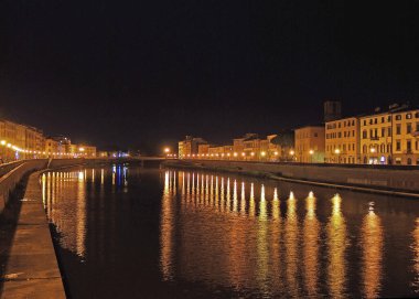 Pisa 'nın eski kasabası Pisa' da Arno Nehri 'nin kıyısındaki Parlak Rıhtım