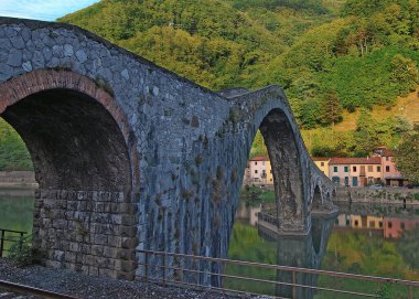 Eski Arch Köprüsü Ponte Della Maddalena Lucca İtalya yakınlarında Güzel bir bahar günü Mavi bir gökyüzü ve birkaç bulutla