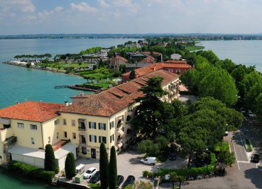 Scaligero Kalesi 'nden, İtalya' daki Garda Gölü 'nün eski Sirmione kasabasına güzel bir bahar günü mavi bir gökyüzü ve birkaç bulutla