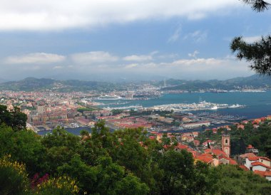 La Spezia İtalya 'nın limanına güzel bir bahar günü mavi gökyüzü ve birkaç bulutla hava manzarası