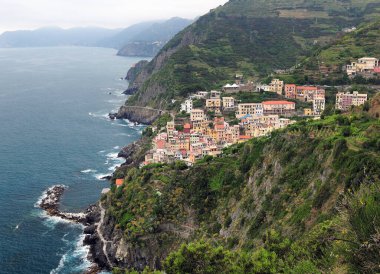 Rio Maggiore 'a, Cinque Terre İtalya sahilinde, güzel bir bahar günü, mavi bir gökyüzü ve birkaç bulutla hava manzarası.