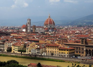 Piazzale Michelangelo 'dan, ünlü Katedral Santa Maria Del Fiore' nin bulunduğu tarihi kasabaya, Toskana İtalya 'da güzel bir bahar günü, mavi bir gökyüzü ve birkaç bulutla