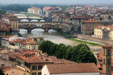 Piazzale Michelangelo 'dan Arno Nehri' ne ve Floransa Toskana 'daki Ponte Vecchio Köprüsü' ne Güzel bir bahar günü Mavi bir gökyüzü ve birkaç bulutla