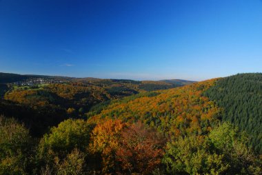 Fort Reifenberg 'den Taunus Dağları' ndaki Sonbahar Renklerine Güzel bir sonbahar gününde açık mavi gökyüzü ile Hesse Almanya