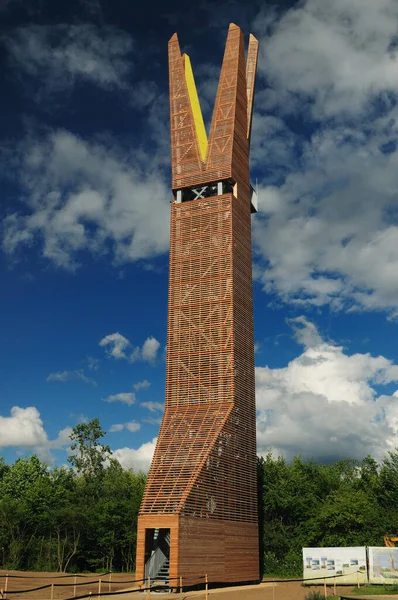 美しい夏の日に美しい青い空といくつかの雲の上にWeilbach Hesseドイツの展望台のある地域公園の塔の木製のファサード — ストック写真