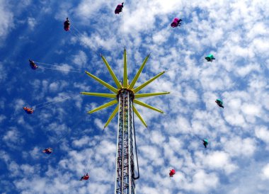 Kötü Duerkheim Almanya 'sında ünlü şarap festivali Wurstmark' ında, açık mavi gökyüzü ve birkaç bulutla güneşli güzel bir yaz gününde kulenin tepesinde duran insanlara.