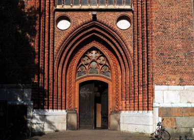 Güzel güneşli bir yaz gününde Stralsund Almanya 'daki Gotik Bazilika Marienkirche' e Açık Kapı