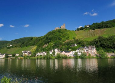Bernkastel-Kues 'deki Mosel Nehri' nden Fort Landshut 'a güzel güneşli bir yaz gününde açık mavi bir gökyüzü ve birkaç bulutla