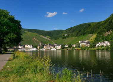 Mosel Nehri 'nden Bernkastel-Kues' e güzel güneşli bir yaz gününde açık mavi bir gökyüzü ve birkaç bulutla