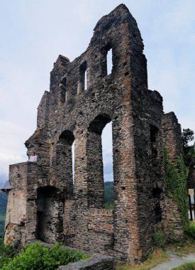 Grevenburg Kalesi 'nin harabesi Mosel Nehri' nin iç kesimlerinde güneşli güzel bir yaz günü açık mavi gökyüzü ve birkaç bulutla Almanya 'da.