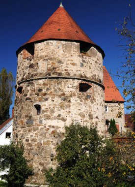 Passau Almanya 'da nehir kenarındaki Peichterturm Eski Savunma Kulesi Açık mavi gökyüzü ile güneşli bir sonbahar günü