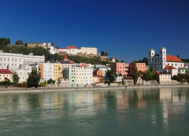 Passau Almanya 'daki Veste Oberhaus nehrinden Fort Veste' ye Güzel güneşli bir sonbahar gününde açık mavi gökyüzü