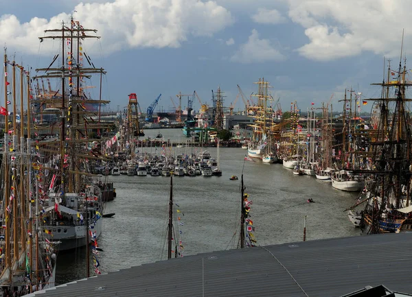 在2010年帆船节期间 从气候屋的屋顶到在德国不来梅港的羽毛装潢的船只 在一个美丽的阳光明媚的夏日 几朵云彩 — 图库照片
