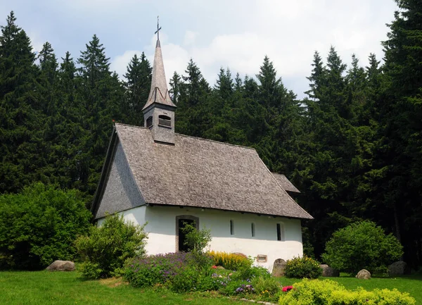 澄んだ青い空といくつかの雲と美しい晴れた夏の日にTriberg Black Forest Germanyの近くの森の中の小さな古代のチャペルMartinskapelle — ストック写真