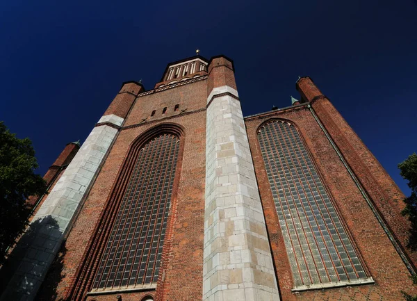 德国斯特拉松哥特式大教堂的钟楼的底朝天 一个阳光明媚 蓝天晴朗的夏日 — 图库照片