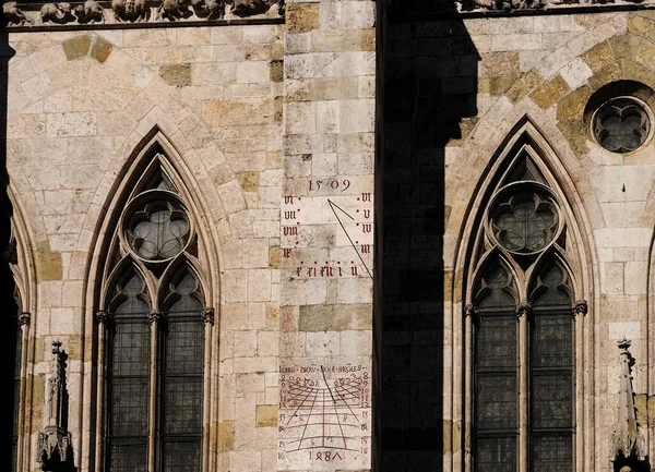 Zegar Słoneczny Fasadzie Katedry Ratyzbonie Niemcy Piękny Słoneczny Jesienny Dzień — Zdjęcie stockowe