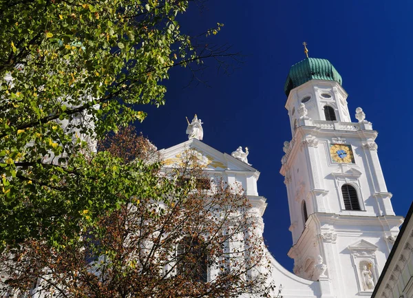 在晴朗蓝天的美丽的秋日 德国帕索的圣斯蒂芬大教堂装饰精美的立面 — 图库照片