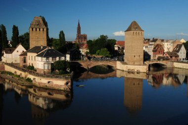 Fransa Strasbourg 'daki Ponts Couverts Köprülerine Güzel güneşli bir bahar gününde açık mavi gökyüzü