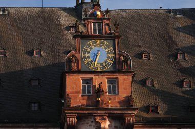 Marburg 'daki eski belediye binasının büyük saati Açık mavi gökyüzü ile güzel bir bahar günü Almanya' da