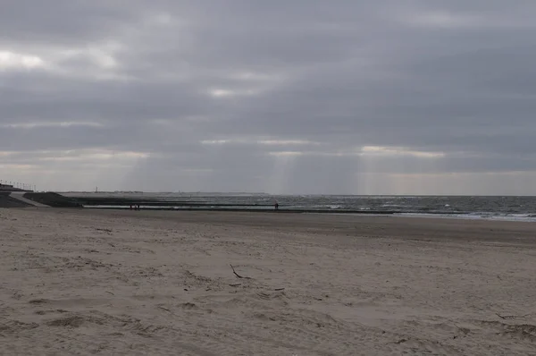 Gente Caminando Playa Isla Baltrum Frisia Oriental Alemania Nublado Primavera —  Fotos de Stock
