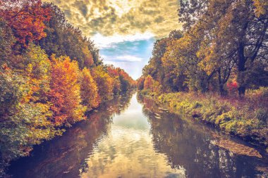 Sonbahar manzarası, nehir ve ağaçlardaki renkli yapraklar..